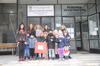 Малчугани от Детска градина №9 „Зора“ в град Монтана подариха мартенички на служителите от местното Районно управление