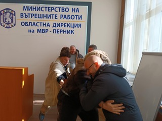 Традицията повелява: И тази година сурвакарската групата на с. Кралев дол гостува на служителите от ОДМВР - Перник