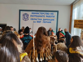 Традицията повелява: И тази година сурвакарската групата на с. Кралев дол гостува на служителите от ОДМВР - Перник