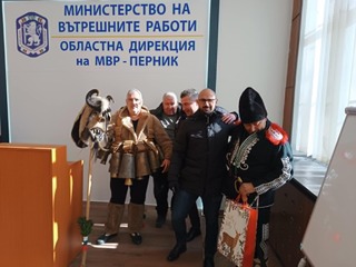 Традицията повелява: И тази година сурвакарската групата на с. Кралев дол гостува на служителите от ОДМВР - Перник