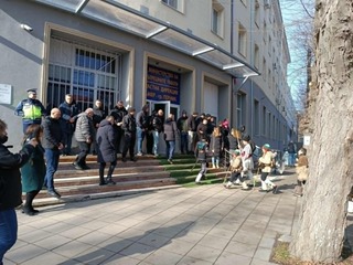 Традицията повелява: И тази година сурвакарската групата на с. Кралев дол гостува на служителите от ОДМВР - Перник