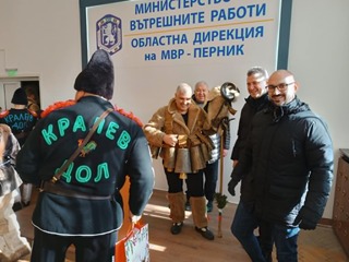 Традицията повелява: И тази година сурвакарската групата на с. Кралев дол гостува на служителите от ОДМВР - Перник