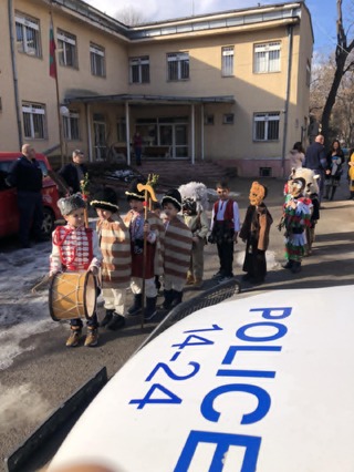 Деца поздравиха полицаите от Второ РУ в навечерието на 31-вото издание на Международния фестивал на маскарадните игри „Сурва“ Перник 2025 г