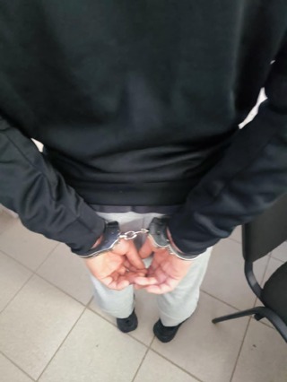 Двама криминално проявени са задържани за побой над перничанин