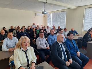 Днес в Плевен бе представен проект „Текущ ремонт за въвеждане на мерки за енергийна ефективност, осигуряване на достъпна среда и изграждане на хибридна фотоволтаична система за производство на електроенергия за собствени нужди в сграда на РДПБЗН – Плевен“