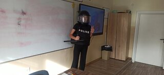 Обучение за оцеляване при въоръжено нападение се проведе в шуменско училище