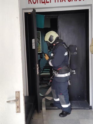 Огнеборци загасиха симулиран пожар в Художествената галерия в Силистра