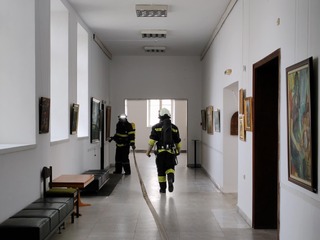 Огнеборци загасиха симулиран пожар в Художествената галерия в Силистра