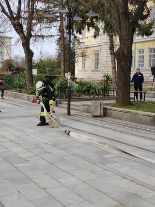 Огнеборци загасиха симулиран пожар в Художествената галерия в Силистра