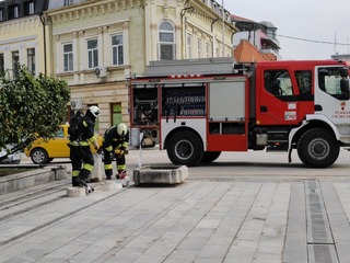 Огнеборци загасиха симулиран пожар в Художествената галерия в Силистра