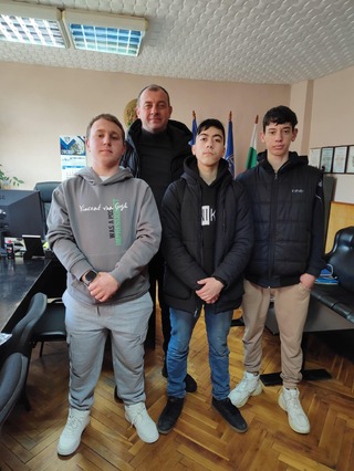 Тийнейджъри предадоха в полицията намерен портфейл с пари и документи