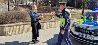 Традицията продължава: Цветя за дамите зад волана от Пътна полиция
