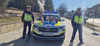 Традицията продължава: Цветя за дамите зад волана от Пътна полиция