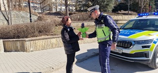 Традицията продължава: Цветя за дамите зад волана от Пътна полиция