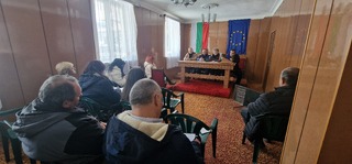 Мобилни полицейски екипи на среща с жители на селата Могилица и Смилян