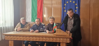 Мобилни полицейски екипи на среща с жители на селата Могилица и Смилян