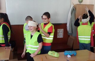 Обучение по оказване на долекарска помощ с доброволците от Детското полицейско управление в Етрополе