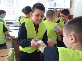 Обучение по оказване на долекарска помощ с доброволците от Детското полицейско управление в Етрополе