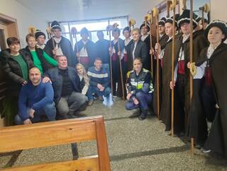 Млади коледари от Етрополе отправиха благопожелания към служителите на полицията