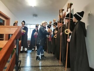Млади коледари от Етрополе отправиха благопожелания към служителите на полицията