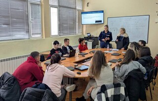 Служители на РУ-Етрополе с насоки към ученици за правилна реакция при случай на домашно насилие