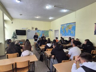 Служители на РУ-Етрополе с насоки към ученици за правилна реакция при случай на домашно насилие