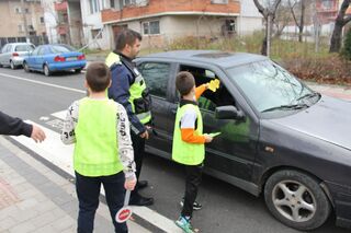 Ученици разпространиха „посланията на есенния лист“ в Правец