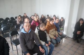 В навечерието на Коледа 18 млади хора от Комплекса за социално развитие в Търговище гостуваха в РУ-Търговище