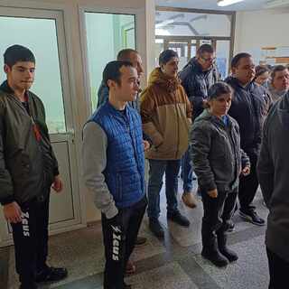 В навечерието на Коледа 18 млади хора от Комплекса за социално развитие в Търговище гостуваха в РУ-Търговище
