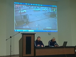 Служители на „Пътна полиция“ разговаряха с единадесетокласници от търговищко училище за отговорностите на различните категории участници в движението