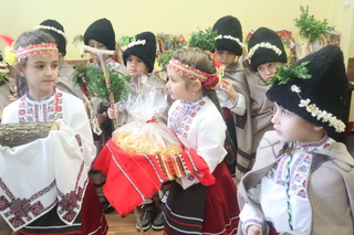 Добри гости коледари посрещнаха видинските полицаи