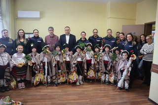 Добри гости коледари посрещнаха видинските полицаи
