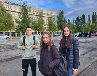 Вълнение и ентусиазъм изпълниха двора на Ректората на АМВР още в ранни зори
