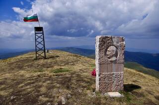 „Оттук окото волно прегради не намира. Вселената пред мене покорно се простира...“