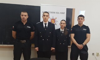 В присъствието на директора на ОД на МВР – Хасково наши курсанти представиха възможностите за обучение в АМВР пред ученици от Ивайловград