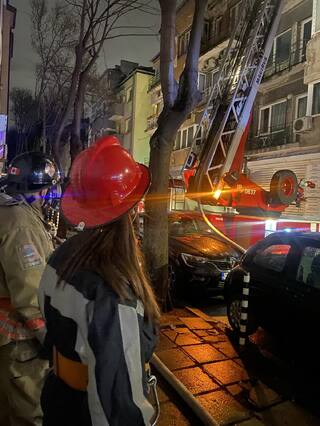 Курсанти от АМВР се включиха в потушаването на пожар в жилищна сграда