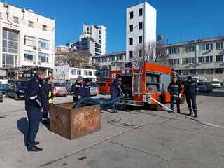 Служители от РДПБЗН се включиха в занятия по пожаростроева подготовка, които се проведоха в ЦСПП по ПБЗН – Варна