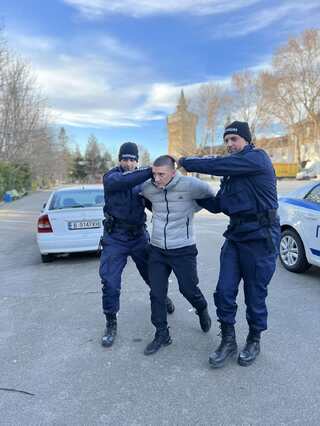 „Задържане, конвоиране и съпровождане на лица от полицейските органи“ беше темата на практическо занятие със стажанти в ЦСПП – Варна
