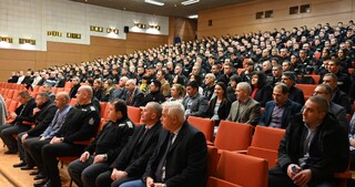 Предприето е необходимото за обновяване и модернизиране на материалната база и логистичната инфраструктура на АМВР, заяви министър Калин Стоянов на среща с курсантите на висшето учебно заведение