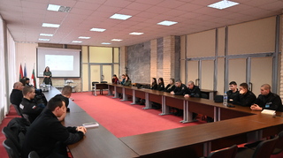 На мотивираща лекция за единството на силата на меча и на силата на словото присъстваха курсанти от АМВР