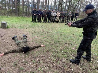 Инспектор от сектор „Охранителна полиция“ в РУ – Казанлък участва в занятие на стажанти от ЦСПП – Казанлък