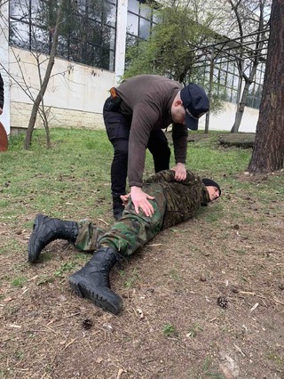 Инспектор от сектор „Охранителна полиция“ в РУ – Казанлък участва в занятие на стажанти от ЦСПП – Казанлък