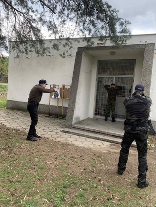 Инспектор от сектор „Охранителна полиция“ в РУ – Казанлък участва в занятие на стажанти от ЦСПП – Казанлък