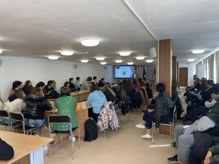 Кампанията „Обучение в АМВР“ се проведе в Национална търговско-банкова гимназия в София