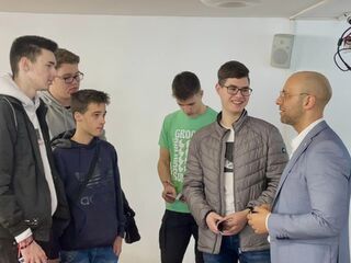 Кампанията „Обучение в АМВР“ се проведе в Национална търговско-банкова гимназия в София