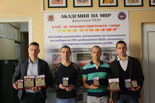 Връчване на почетни плакети на състезателите, постигнали най-добри резултати за факултет ПБЗН в отделните дисциплини на пожаро-приложния спорт