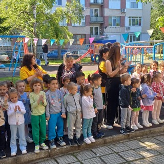 Пътни полицаи гостуваха на малчугани в търговищка детска градина
