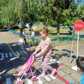Пътни полицаи гостуваха на малчугани в търговищка детска градина
