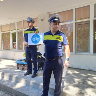 Пътни полицаи гостуваха на малчугани в търговищка детска градина