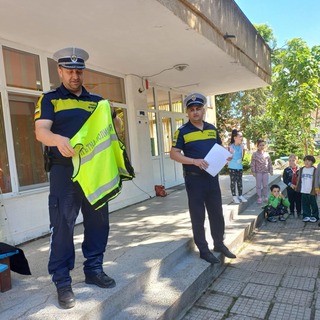 Пътни полицаи гостуваха на малчугани в търговищка детска градина